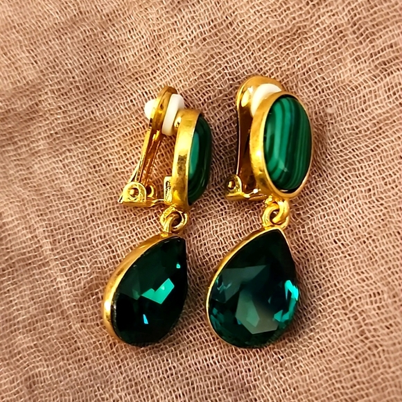 Oscar de la Renta Teardrop Malachite Emerald Green Earrings Gold Plated Clip On - Picture 2 of 6